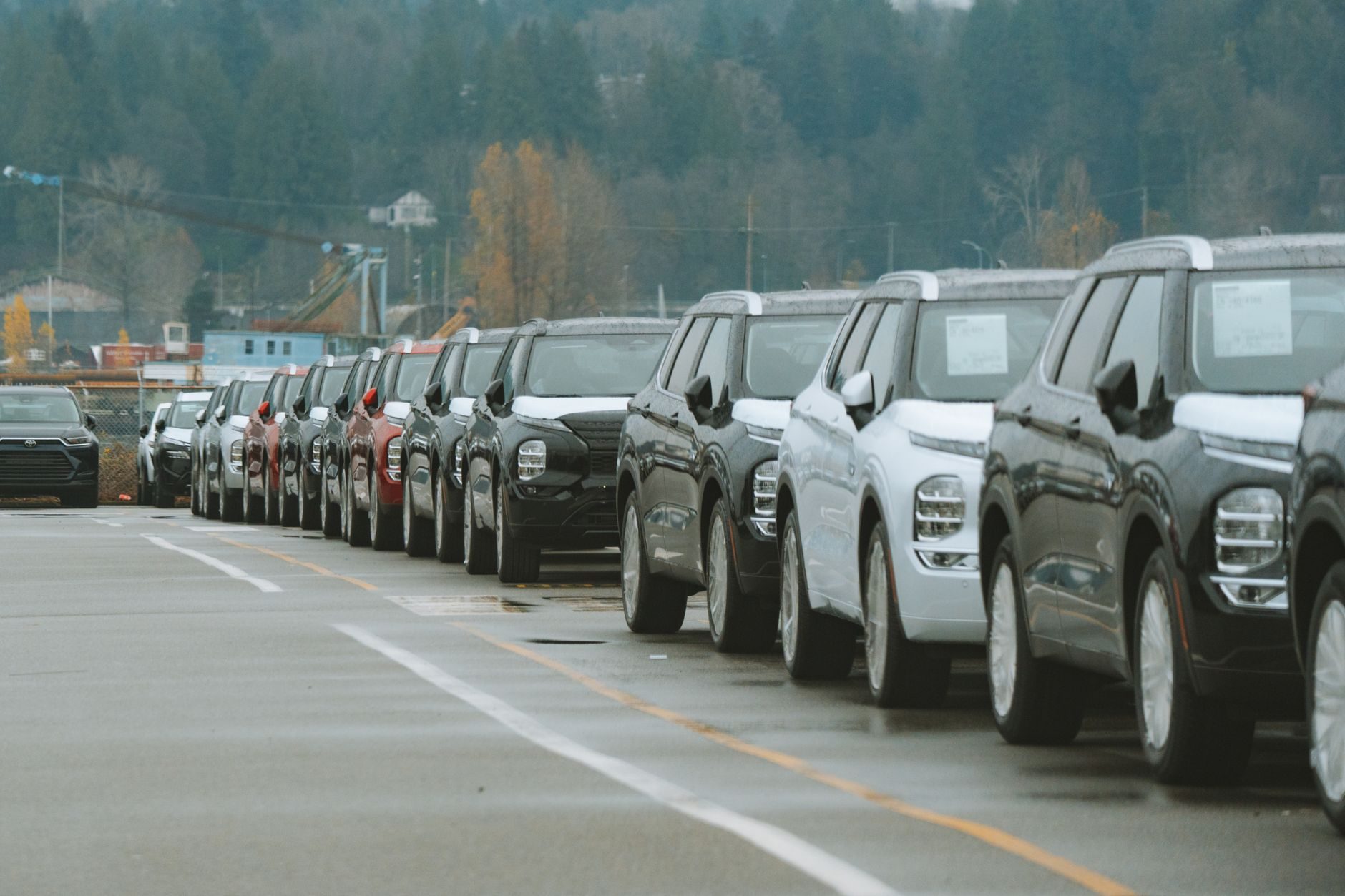 Fahrzeuge aufgereiht am Automarkt