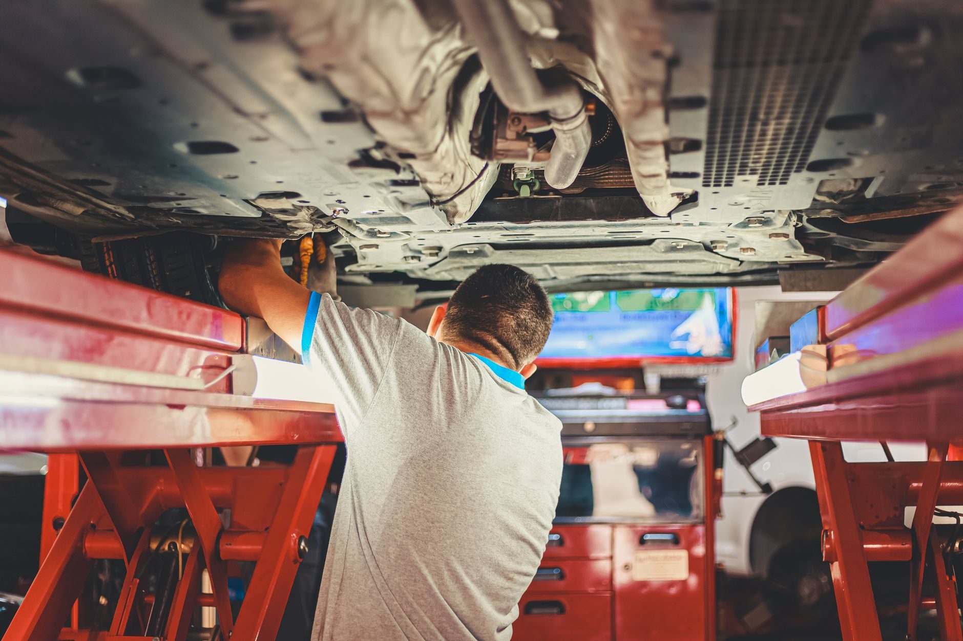 Arbeit unter der Hebebühne