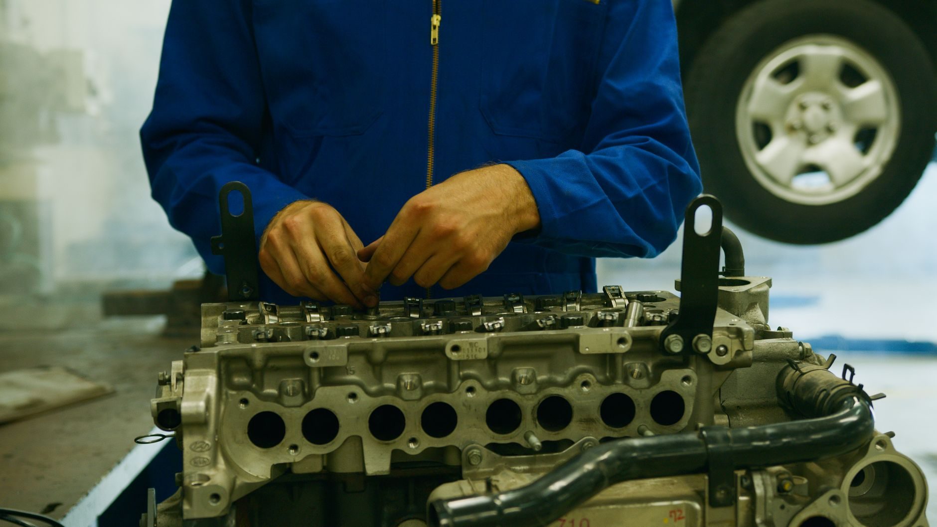 Mechaniker bei der Motorreparatur